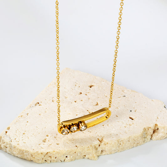 Collier Triple Sparkle Bar : Design moderne et minimaliste