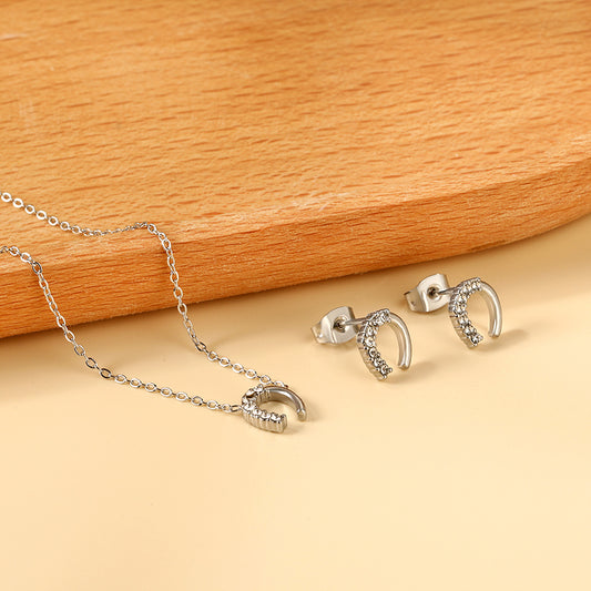 Ensemble de bijoux porte-bonheur : collier et boucles d'oreilles fer à cheval
