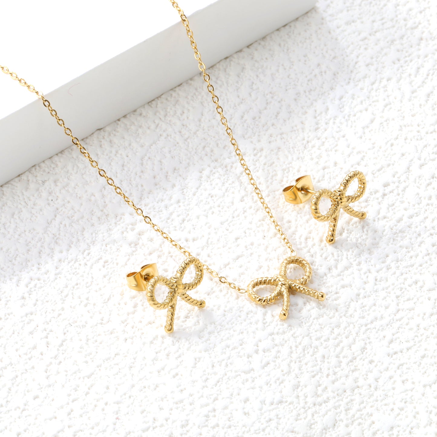 « Collier et boucles d'oreilles élégants avec nœud »