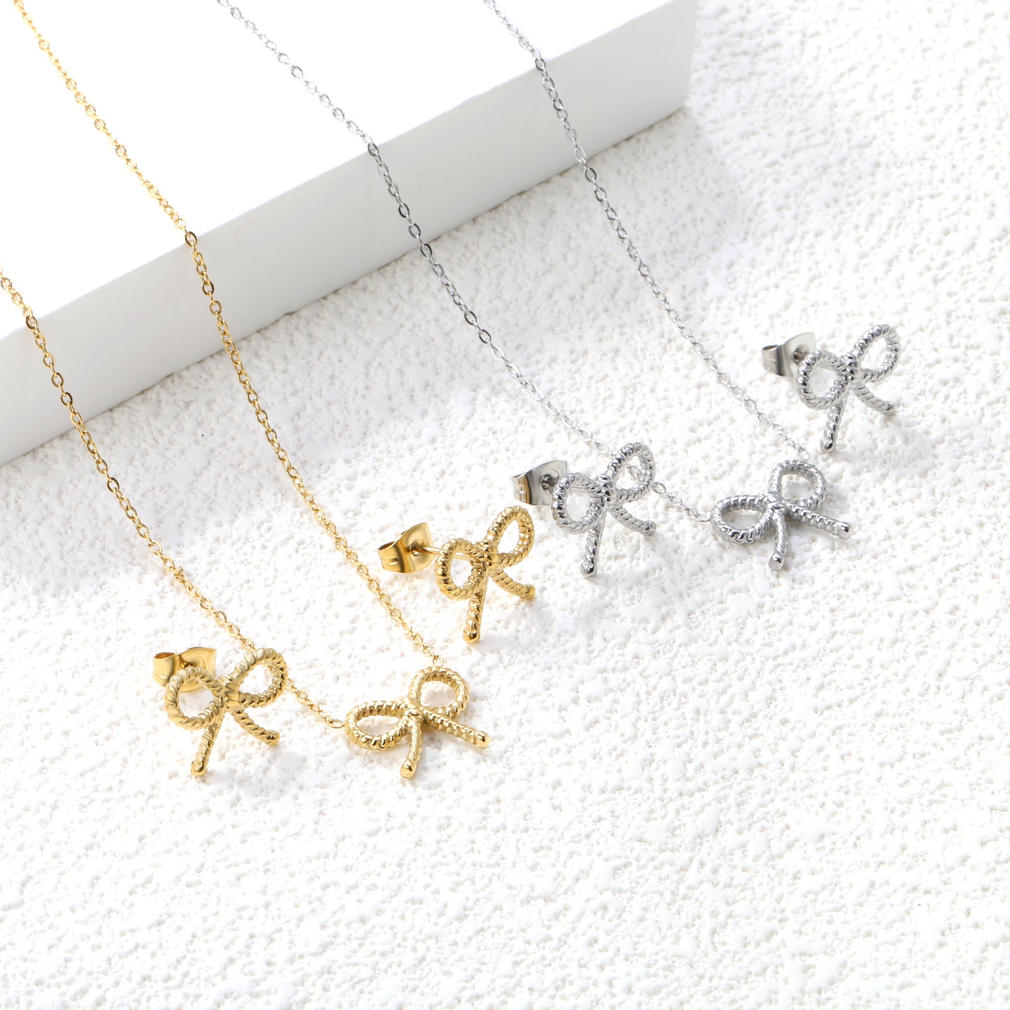 « Collier et boucles d'oreilles élégants avec nœud »