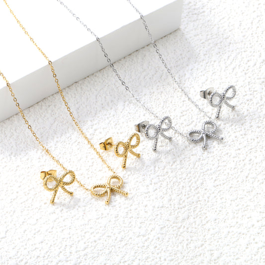 « Collier et boucles d'oreilles élégants avec nœud »