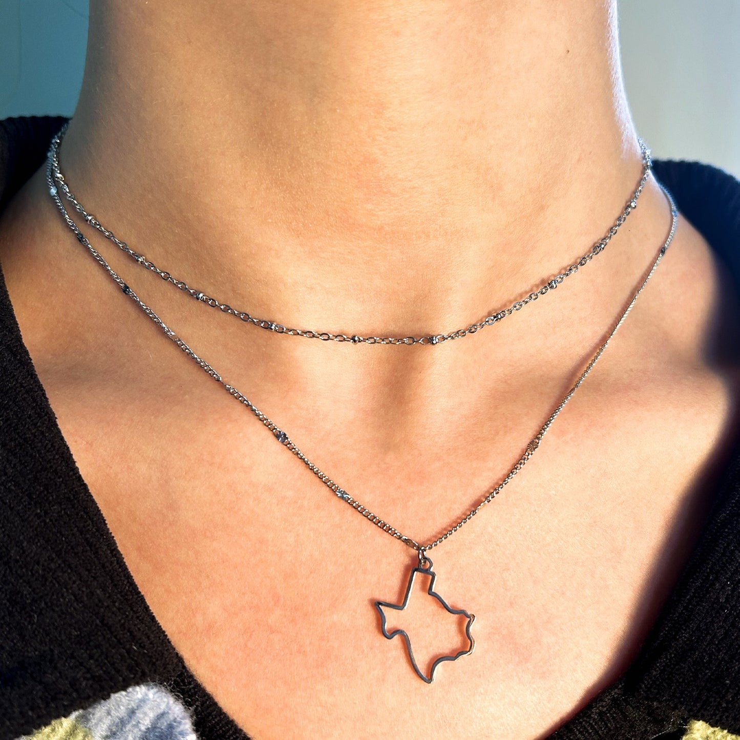« Le charme de l'étoile solitaire : collier à pendentif double Texas »
