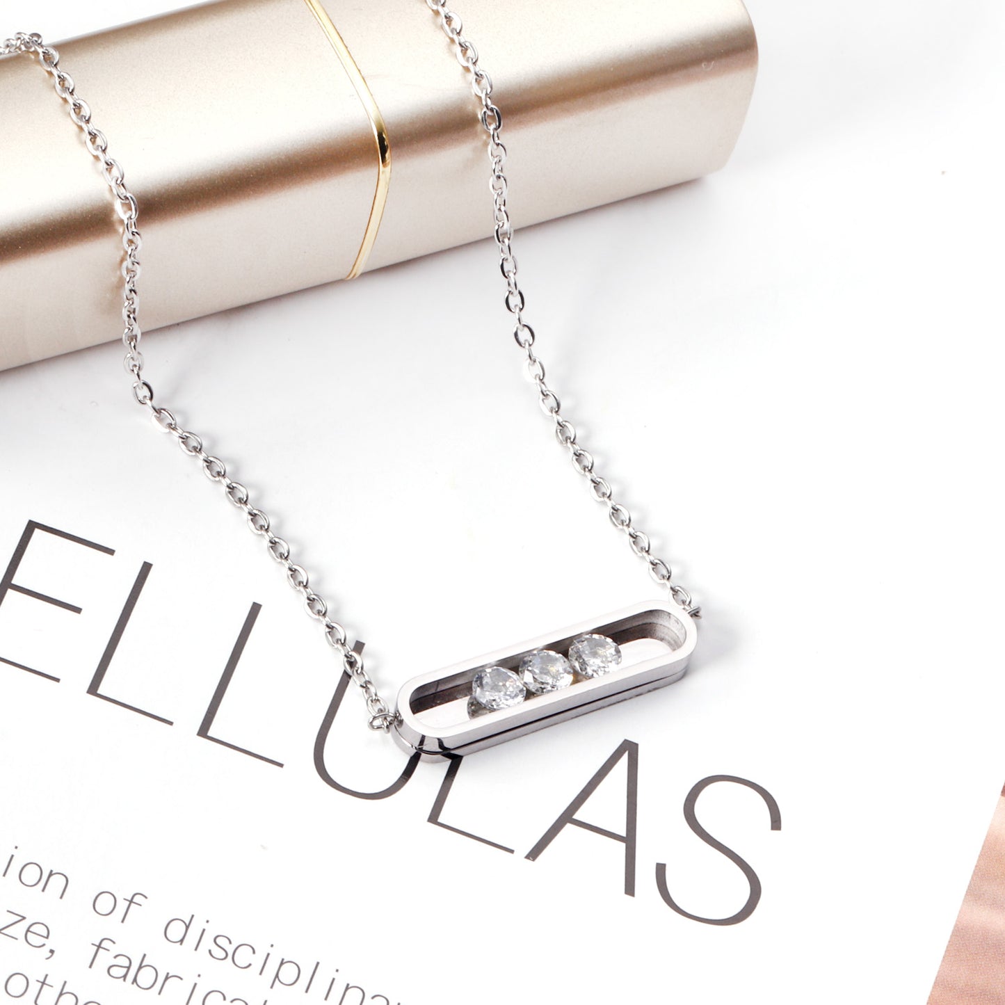 Collier élégant en argent avec trois pierres précieuses au design minimaliste