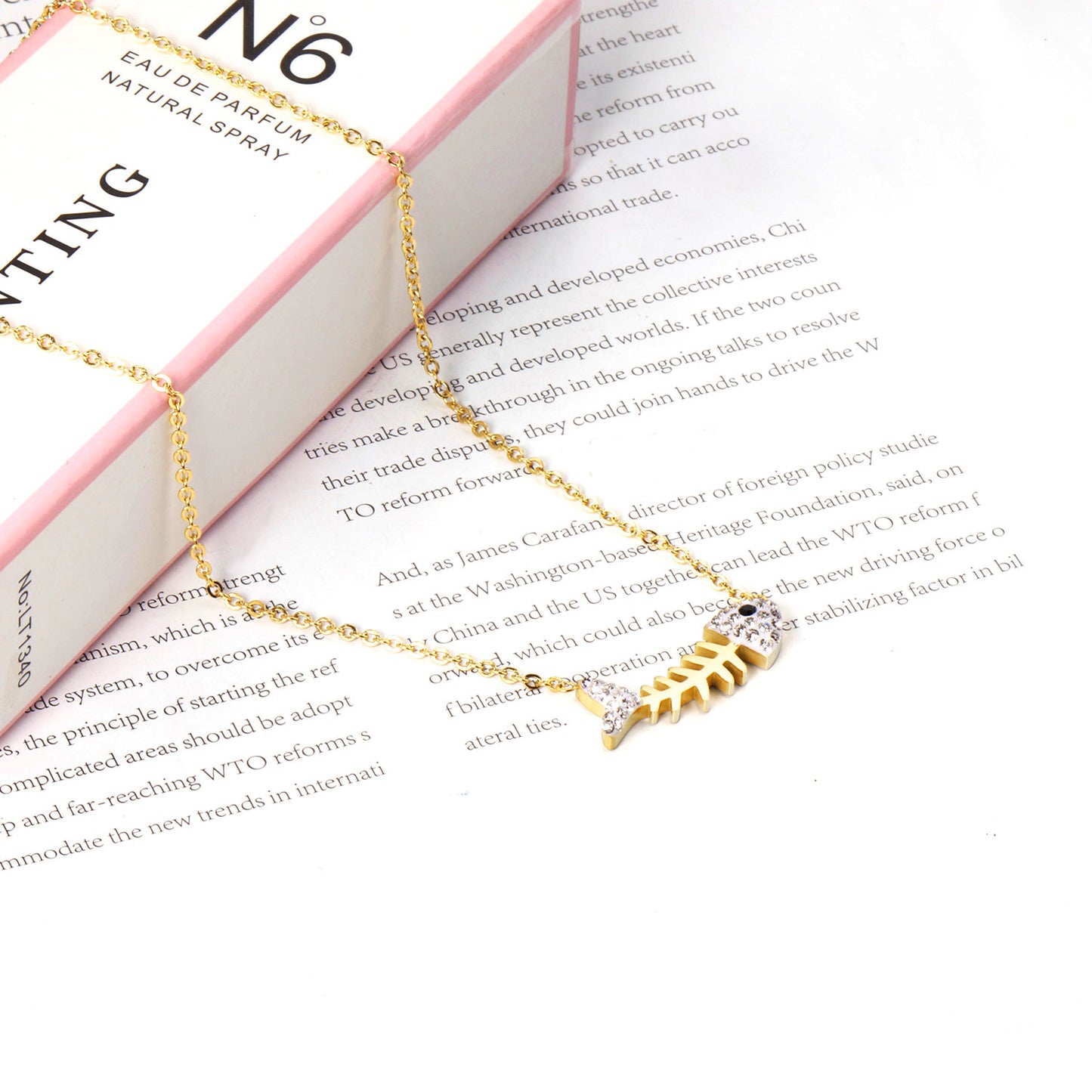 « Collier arête de poisson scintillant : un design ludique et chic »