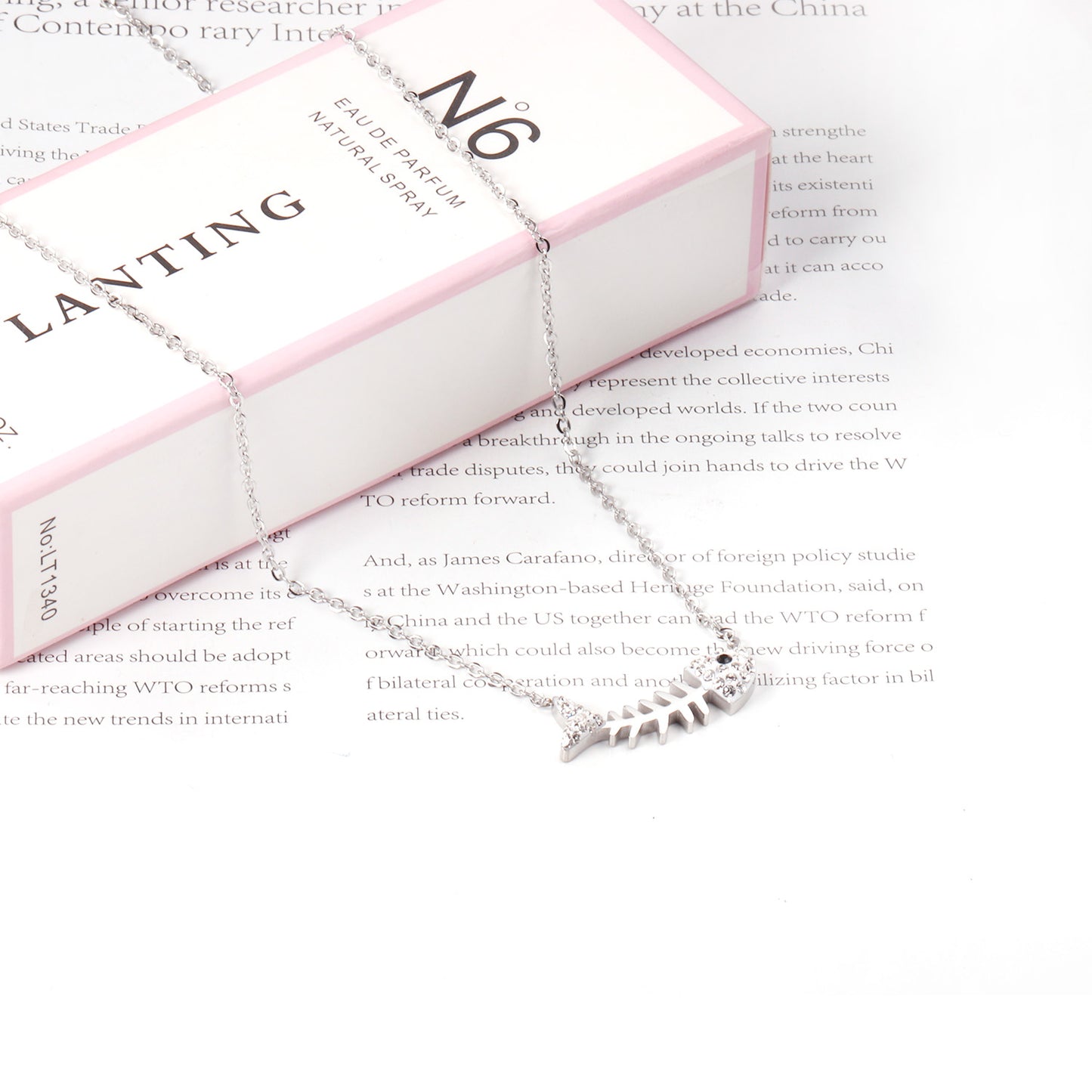 « Collier arête de poisson scintillant : un design ludique et chic »