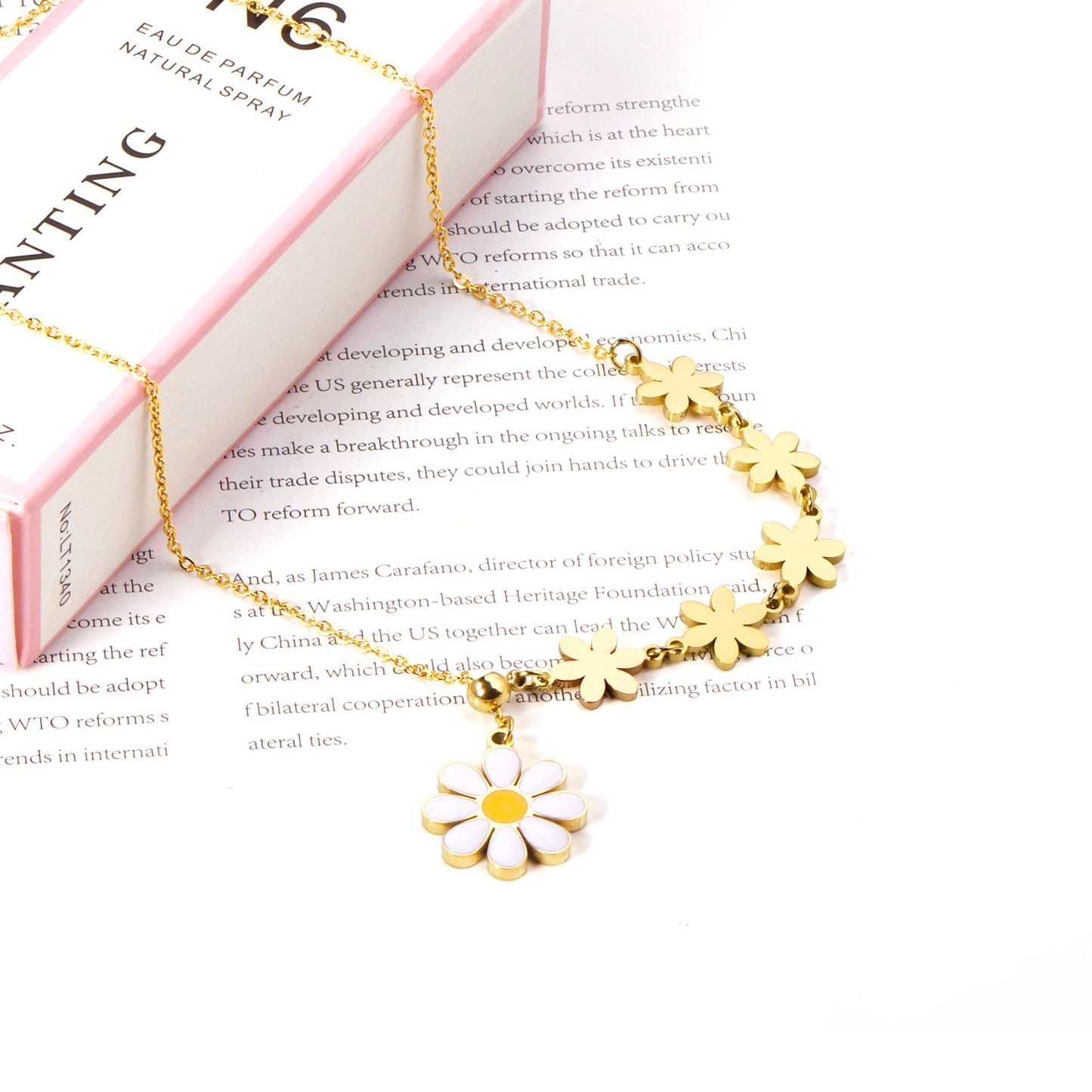 "Sweet Daisy Dreams: Halskette mit weißem Blumenanhänger"