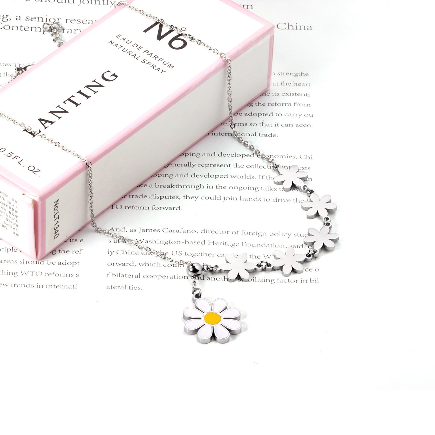 "Sweet Daisy Dreams: Halskette mit weißem Blumenanhänger"