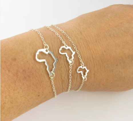 « Bracelet à breloques Afrique : design minimaliste et audacieux »