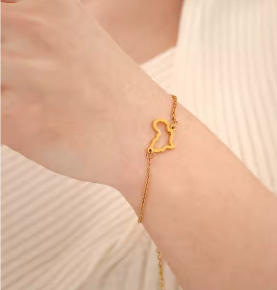 « Bracelet à breloques Afrique : design minimaliste et audacieux »