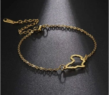 « Bracelet à breloques Afrique : design minimaliste et audacieux »
