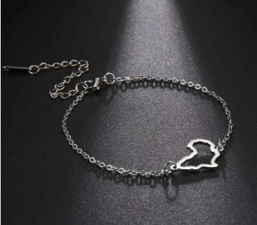 « Bracelet à breloques Afrique : design minimaliste et audacieux »