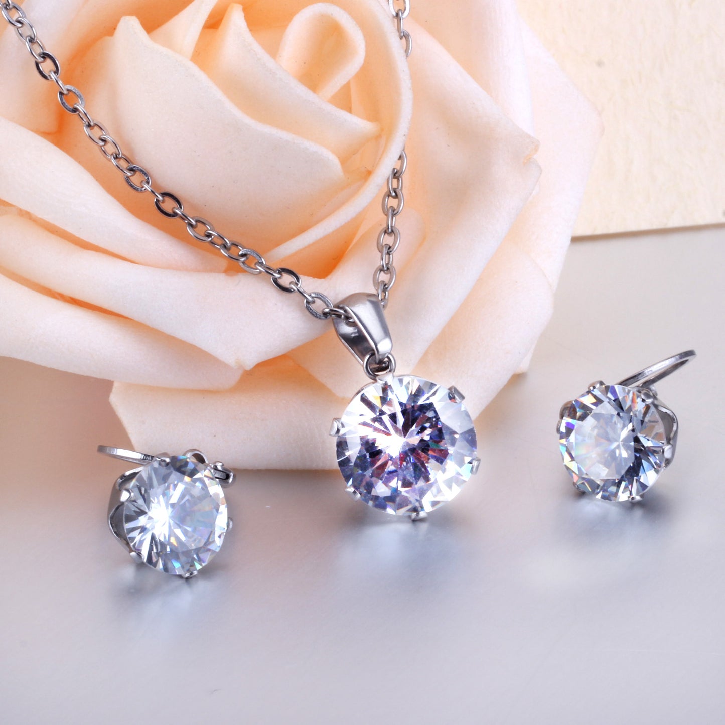 « Éclat éclatant : parure de bijoux avec des cristaux scintillants »